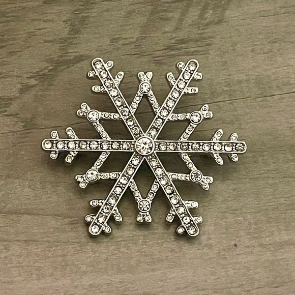 Fine Silver Plated Pave Crystal Snowflake Pin Brooch Genuine Swarovski Crystals - Picture 1 of 4